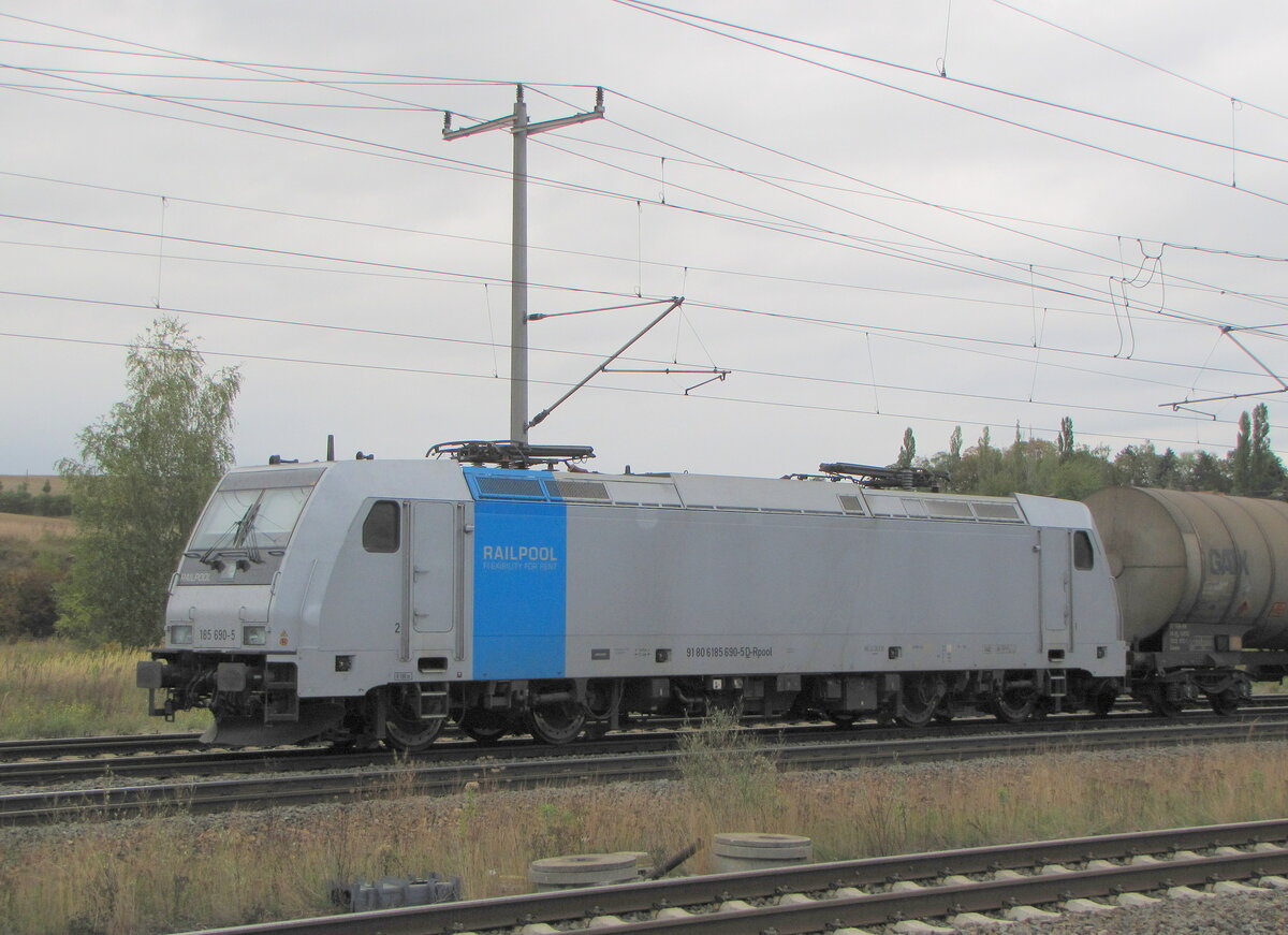 SETG 185 690-5 mit Kesselwagen Richtung Eisenach, pausiert am 30.09.2016 in Neudietendorf.