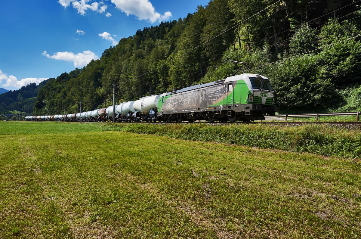 SETG 193 204-5  Wolfgang Amadeus Mozart  fährt mit einem weiteren Kesselwagenzug vom Tauern in Richtung Salzburg, bei Mitterberghütten vorüber.
Aufgenommen am 7.8.2016