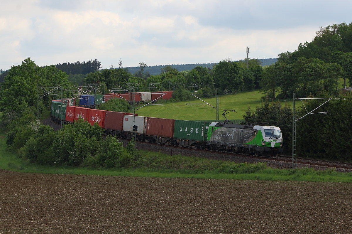SETG 193 204 mit Containerzug von Hamburg nach Wiesau in Ruppertsgrüner Kurve. Aufgenommen am 20.05.2017