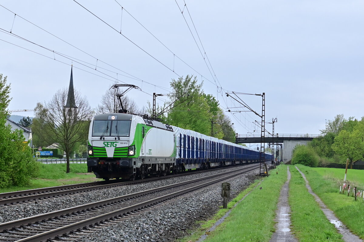 SETG 193 812 kommt am 26. April  2022 bei Thüngersheim gen Karlstadt fahrend vor meine Optik und wird auf die SD-Karte gebannt. 