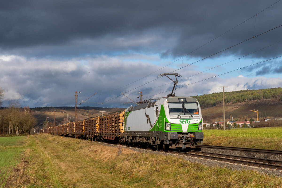 SETG 193 814  Bartgeier  mit vollem Holzzug nach München gestern bei Retzbach-Zellingen.