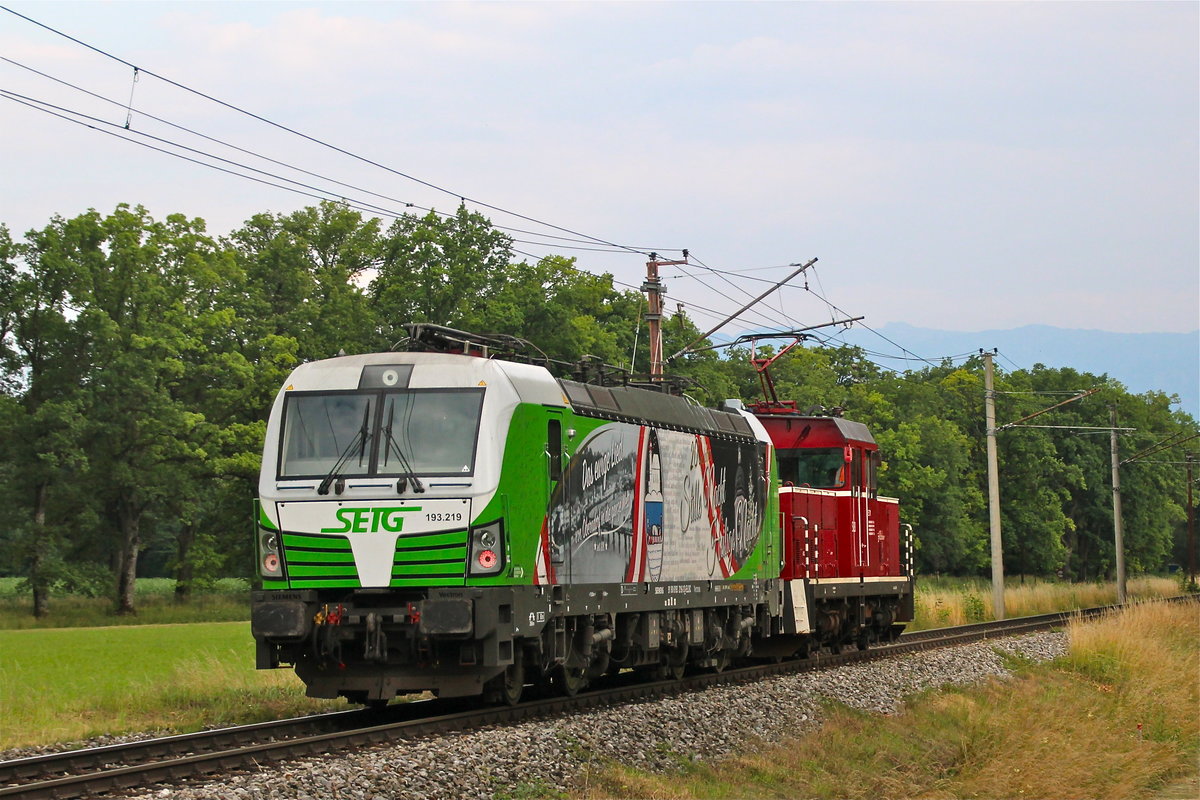 SETG 193.219 und SLB E 71 bei der Durchfahrt in Pabing am 17.6.2018.
SETG 193.219 wurde an diesem Tag als  Stille Nacht  Lok - anlsslich des Jubilums 
 200 Jahr Stille Nacht  - vorgestellt.
Das Foto entstand bei der Rckfahrt von Oberndorf nach Salzburg.