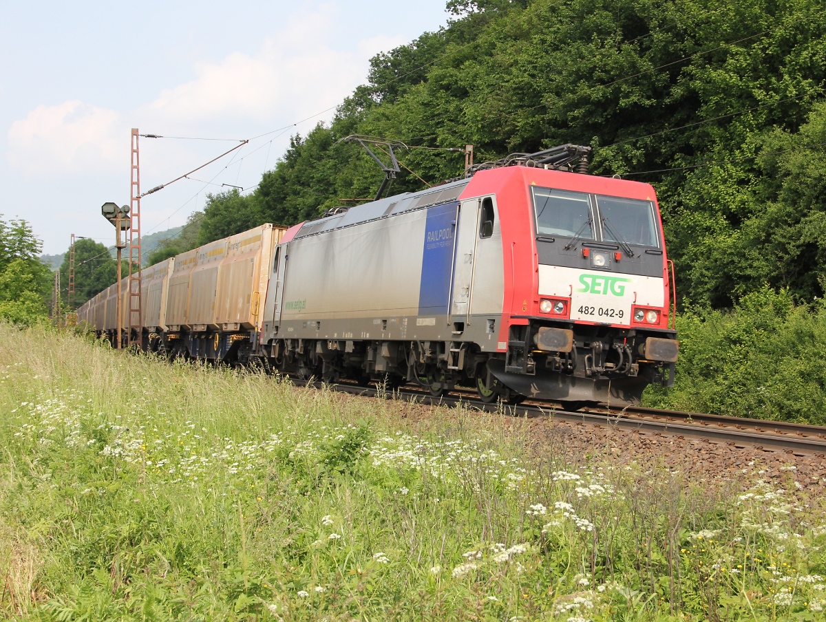 SETG 482 042-9 mit Hackschnitzel-Zug in Fahrtrichtung Sden. Aufgenommen am 11.06.2013 zwischen Friedland(HAN) und Eichenberg.