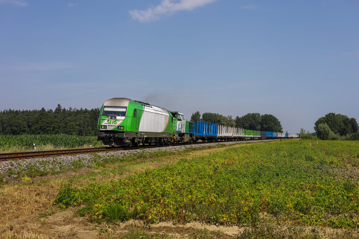 SETG Er20-04 schleppt eine defekte SETG G1700 mit ihrem leeren Holzzug auf der Paartalbahn ab.

Fotografiert 15.8.2021