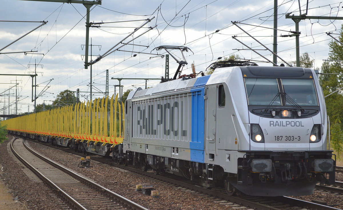 SETG - Salzburger Eisenbahn Transport Logistik GmbH mit Rpool Vectron   187 303-3  [NVR-Number: 91 80 6187 303-3 D-Rpool] und Stammholz-Transportzug (leer) am 28.08.18 Bf. Flughafen Berlin-Schönefeld.