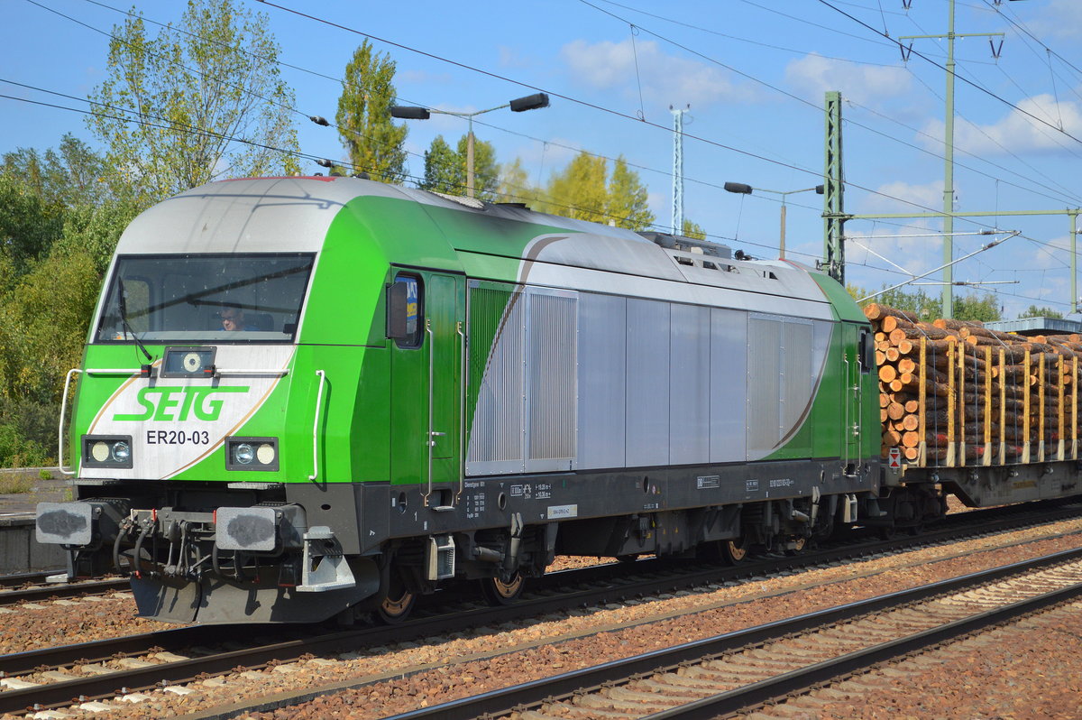 SETG - Salzburger Eisenbahn Transport Logistik GmbH mit  ER20-03   [NVR:  92 80 1223 103-3 D-SETG ] mit einem Ganzzug Drehgestell-Flachwagen mit Stammholz beladen Richtung Stendal am 04.09.18 Bf. Flughafen Berlin-Schönefeld.