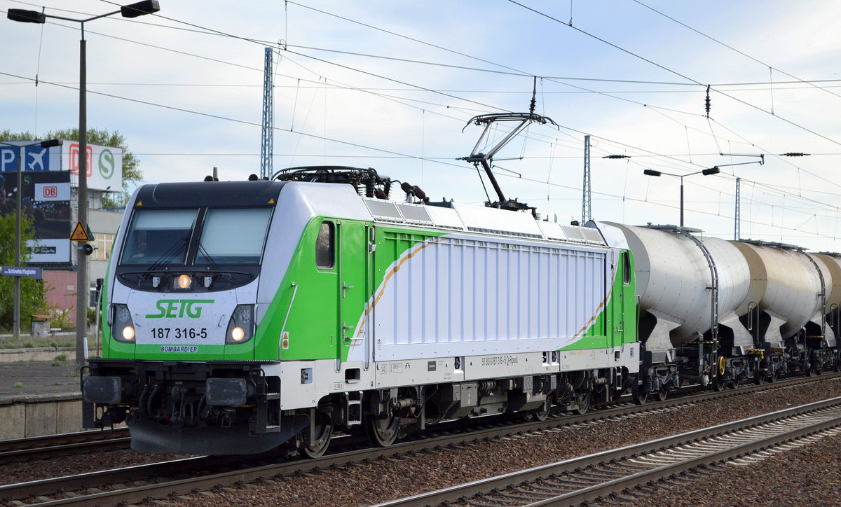 SETG - Salzburger Eisenbahn Transport Logistik GmbH mit der Railpool  187 316-5  NVR-Nummer: 91 80 6187 316-5 D-Rpool] und einem Kesselwagenzug (Kreideschlamm) am 30.04.19 Bf. Flughafen Berlin-Schönefeld.
