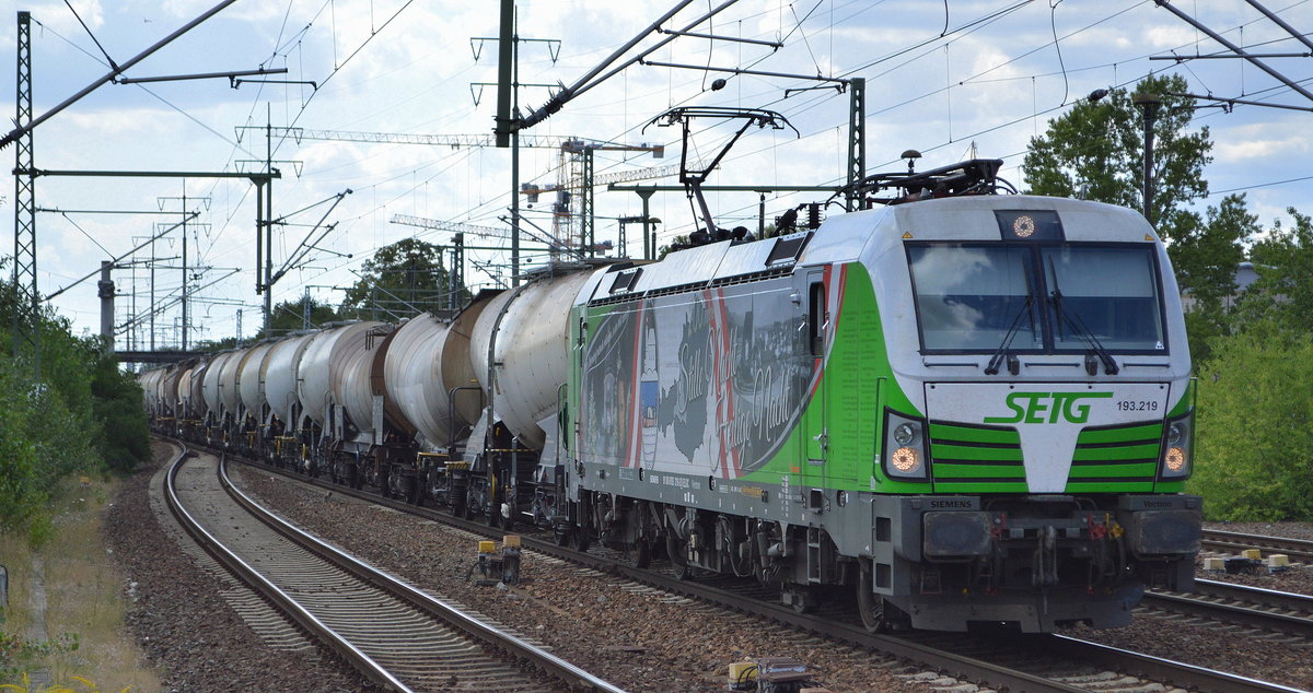 SETG - Salzburger Eisenbahn Transport Logistik GmbH mit der ELL Vectron   193 219  [NVR-Nummer: 91 80 6193 219-3 D-ELOC] und Kesselwagenzug (Kreideschlamm) am 08.08.19 Bahnhof Flughafen Berlin Schönefeld.