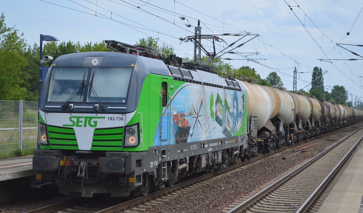 SETG - Salzburger Eisenbahn Transport Logistik GmbH, Salzburg [A] mit der ELL Vectron  193 736  [NVR-Nummer: 91 80 6193 736-6 D-ELOC] und einem Kesselwagenzug (Kreideschlamm) am 13.07.21 Durchfahrt Bf. Berlin Hohenschönhausen.