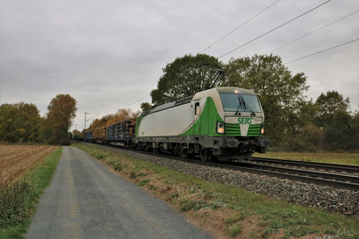 SETG (Salzburger Eisenbahn Transport Logistik GmbH) Siemens Vectron 193 814-1 mit Rungenwagen die mit Holz beladen sind am 29.10.18 in Maintal Ost  
