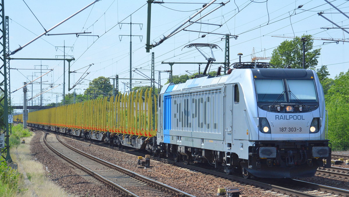 SETG - Salzburger Eisenbahn TransportLogistik GmbH mit Rpool   187 303-3  [NVR-Number: 91 80 6187 303-3 D-Rpool] und einem Leerzug Stammholz-Transportwagen am 31.05.18 Bf. Flughafen Berlin-Schönefeld.