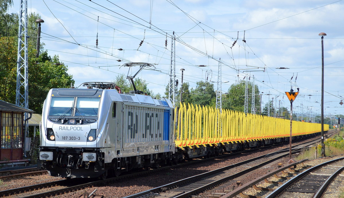SETG - Salzburger Eisenbahn TransportLogistik GmbH mit der Rpool  187 303-3  [NVR-Number: 91 80 6187 303-3 D-Rpool] und einem leeren Holztransportzug Richtung Frankfurt/Oder am 15.08.18 Berlin-Hirschgarten.