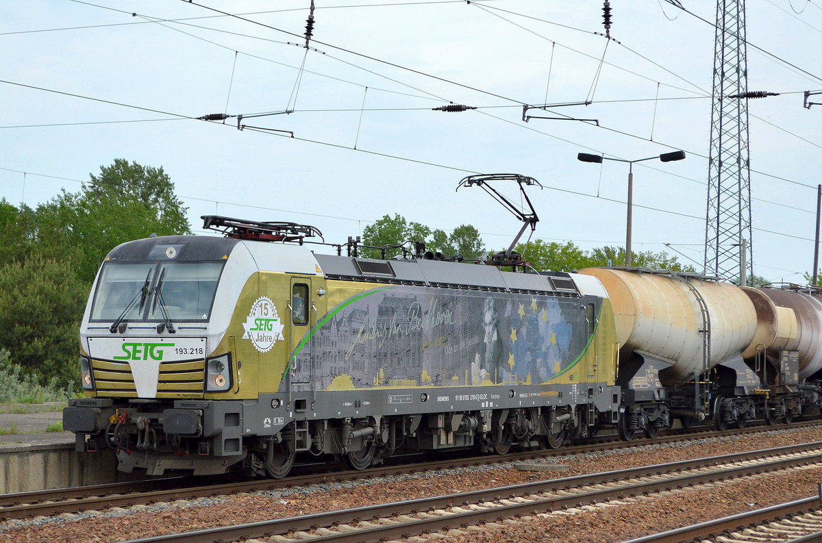 SETG - Salzburger Eisenbahn TransportLogistik GmbH mit der ELL Vectron  193 218  [NVR-Nummer: 91 80 6193 218-5 D-ELOC] und einem Knickkesselwagenzug (Kreideschlamm/leer) fährt kurz zum Personalwechsel im Bf. Flughafen Berlin-Schönefeld ein bevor es zurück Richtung Süden geht, 20.05.19