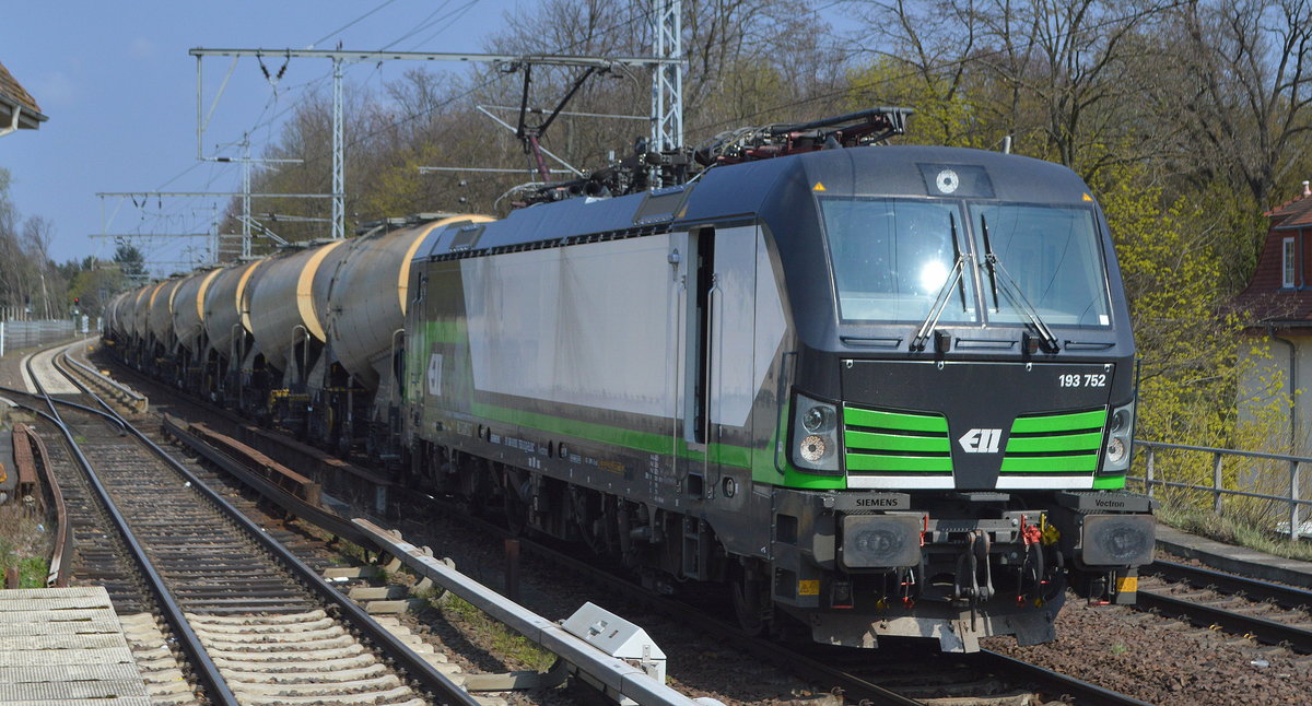 SETG - Salzburger Eisenbahn TransportLogistik GmbH, Salzburg [A] mit der ELL Vectron  193 752  [NVR-Nummer: 91 80 6193 752-3 D-ELOC] und Kesselwagenzug am 19.04.21 Berlin Buch.