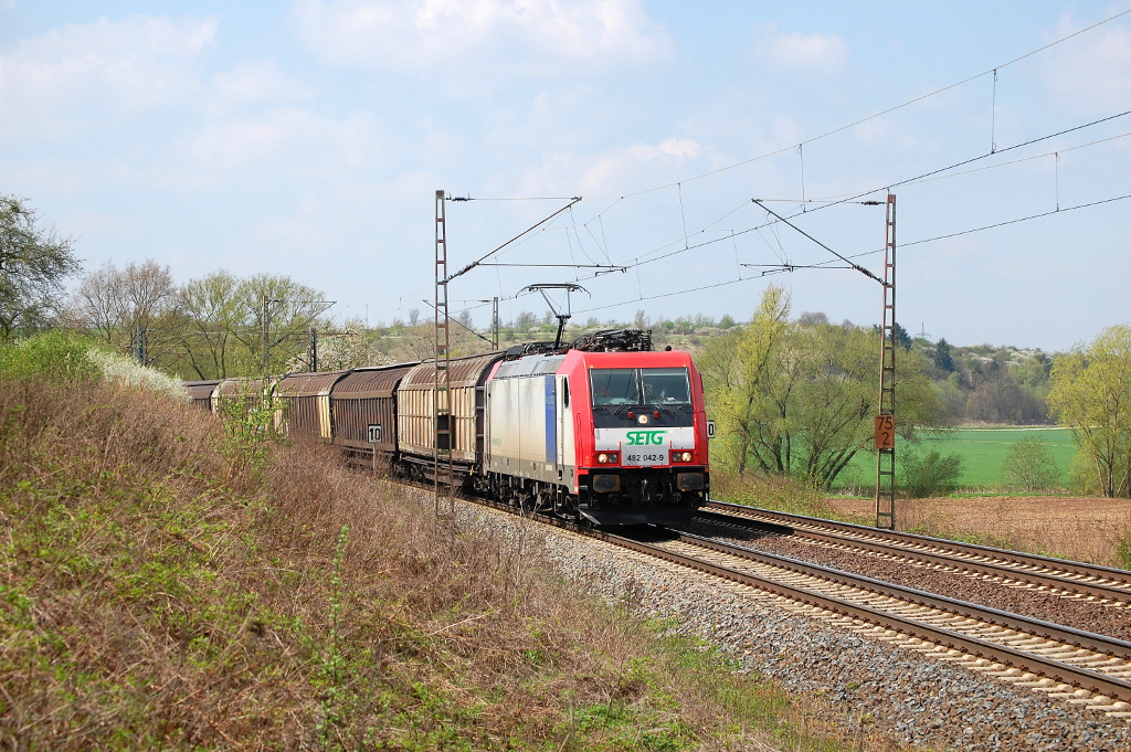 SETG/Raildox 482 042-9 mit einem Ganzzug H-Wagen am 29.04.2013 bei Salzderhelden 