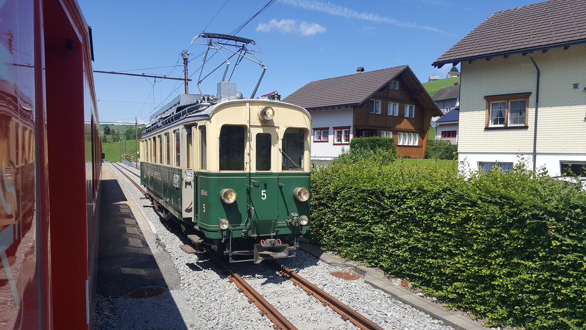 s'Föfi BCFeh Nr.5 der Appenzellerbahnen unterwegs als Extrazug von Gais nach Wasserauen bei der Kreuzung in Weissbad.