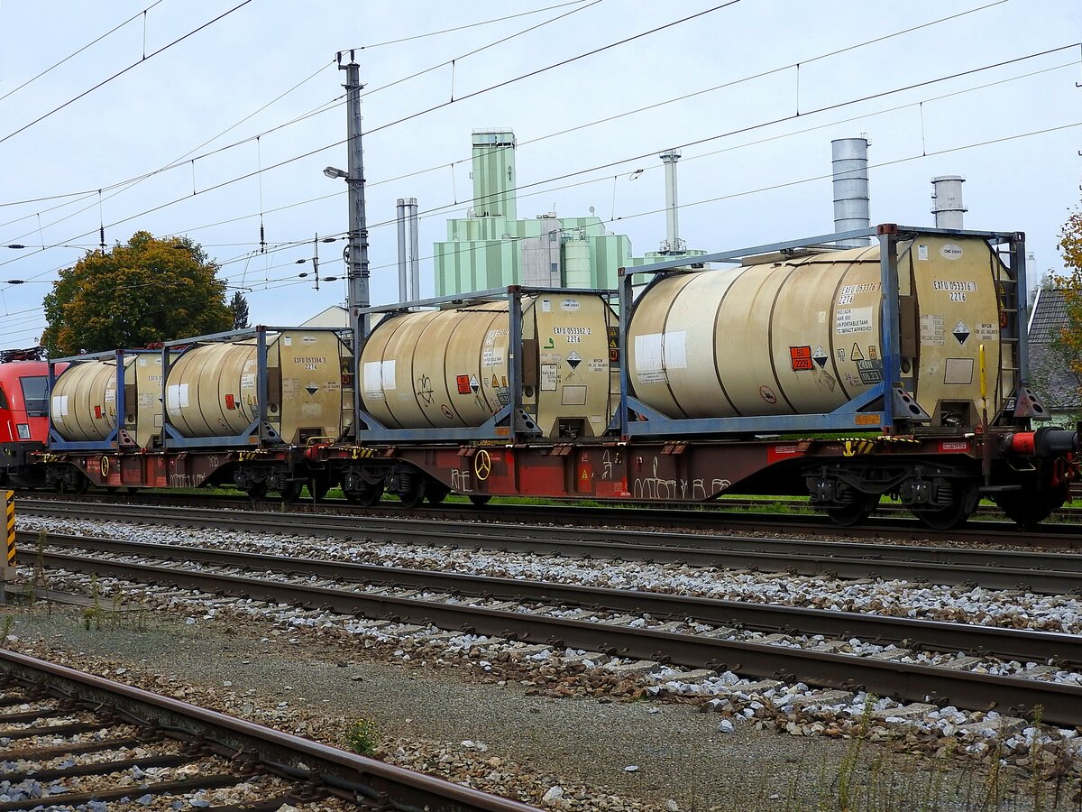 Sggmrrss-y 31 81 4932 421-8, passiert mit Tankcontainer beladen, den Bhf. Timelkam in Richtung Salzburg; 221001