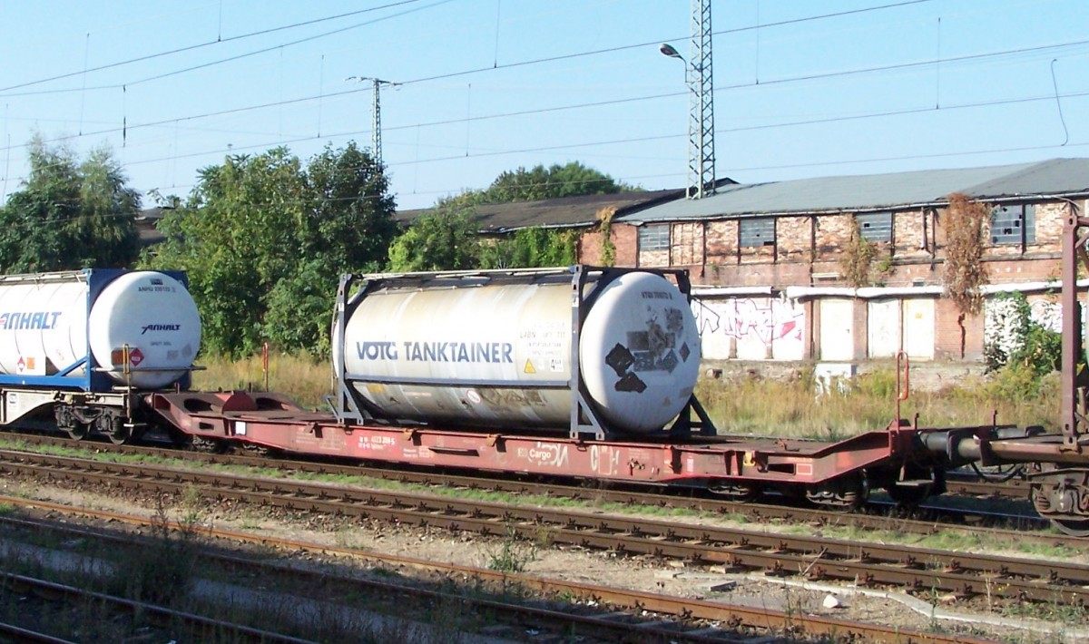 Sgkkms 698, aufgenommen in Magdeburg Hbf. am 19.9.2009. Diese Wagen haben eine tiefer liegende Ladefläche (vgl. mit dem Wagen links daneben) und können so auch höhere Behälter (High-Cube-Container) befördern