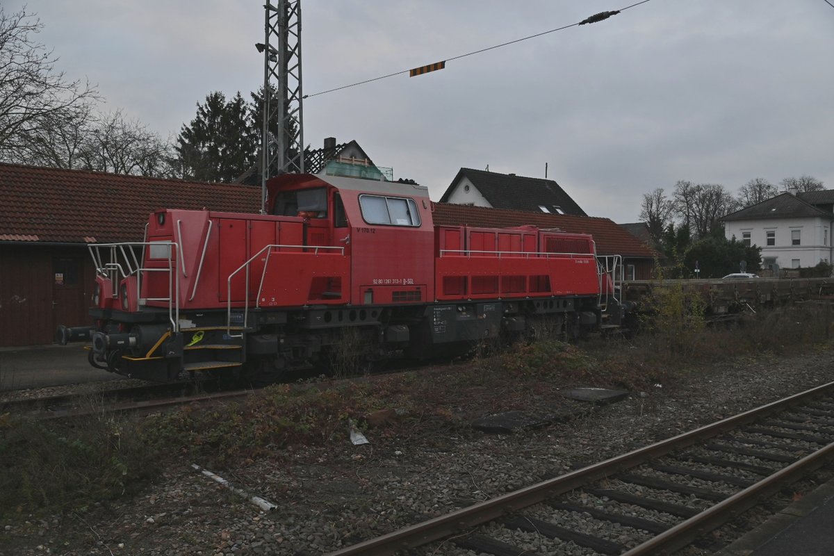 SGL 261 313 abgestellt mit einen Niederbordwagen auf Gleis 14 im
Bahnhof Neckarelz. 7.12.2020