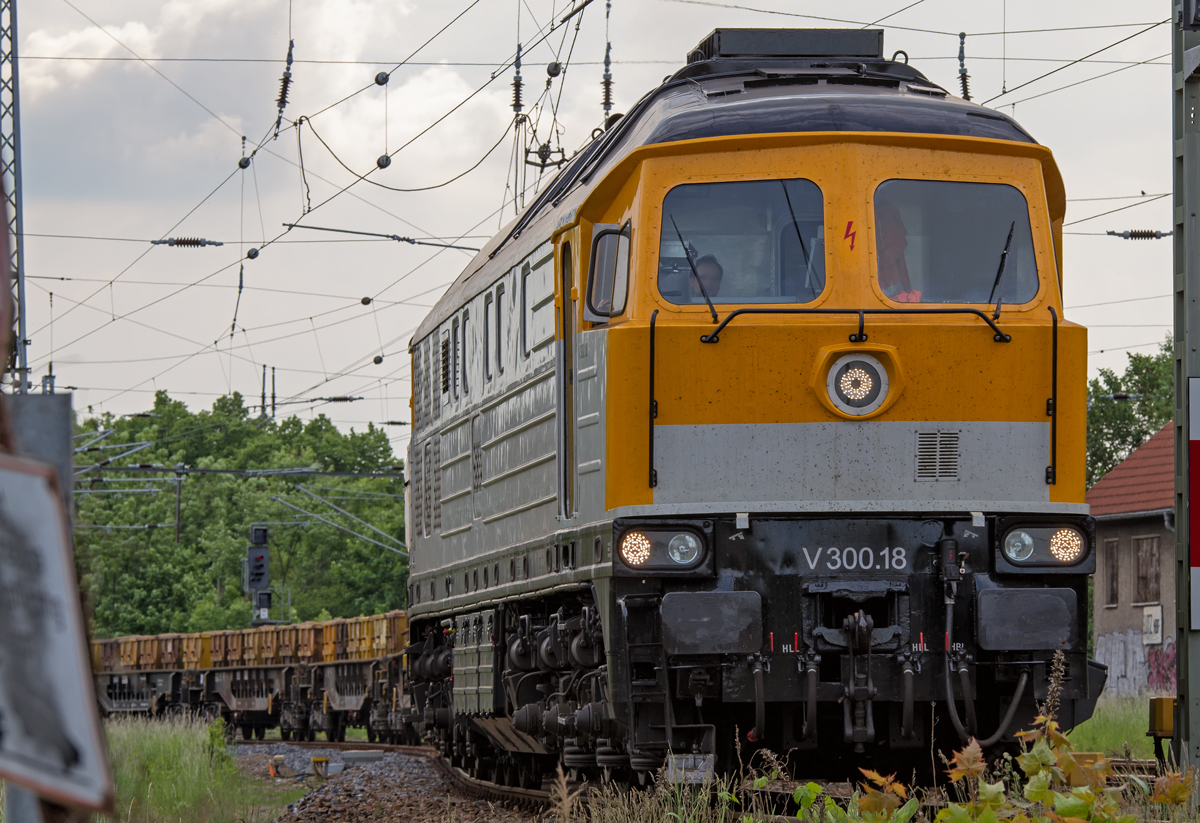 SGL Lok schiebt Kieswagen ins Baugleis vom Neustrelitzer Hbf in Richtung Altstrelitz. - 30.05.2013