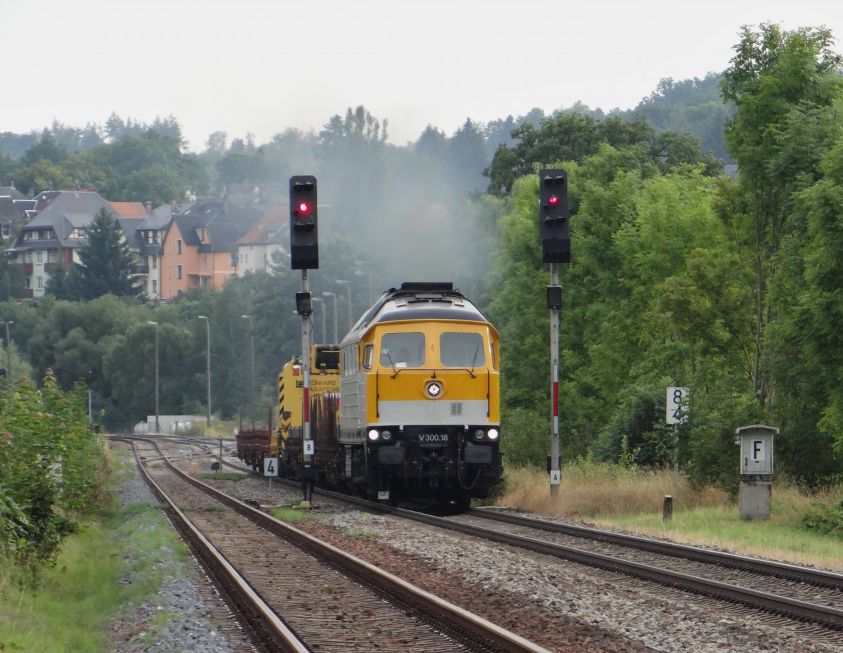 SGL V 300.18 mit einem Bauzug bei der Ausfahrt am 19.08.13 in Weischlitz/V.