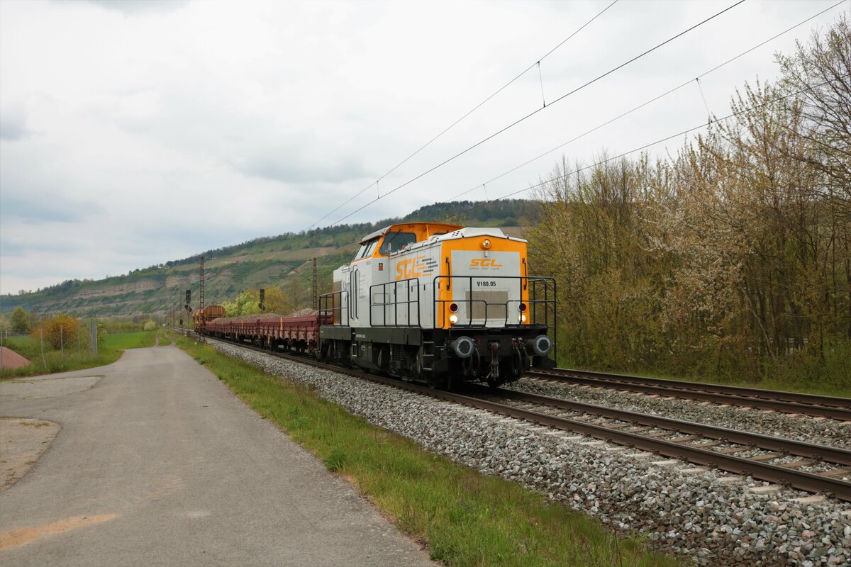 SGL V100 Ost (203 161-5) mit Schotterwagen in Thüngersheim am 01.05.21