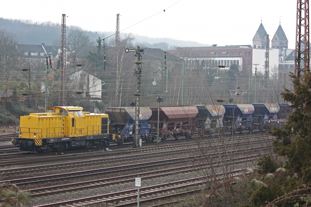 SGL V150.03 (293 509) am 31.3.13 mit einem Schotterzug in D�sseldorf-Rath.