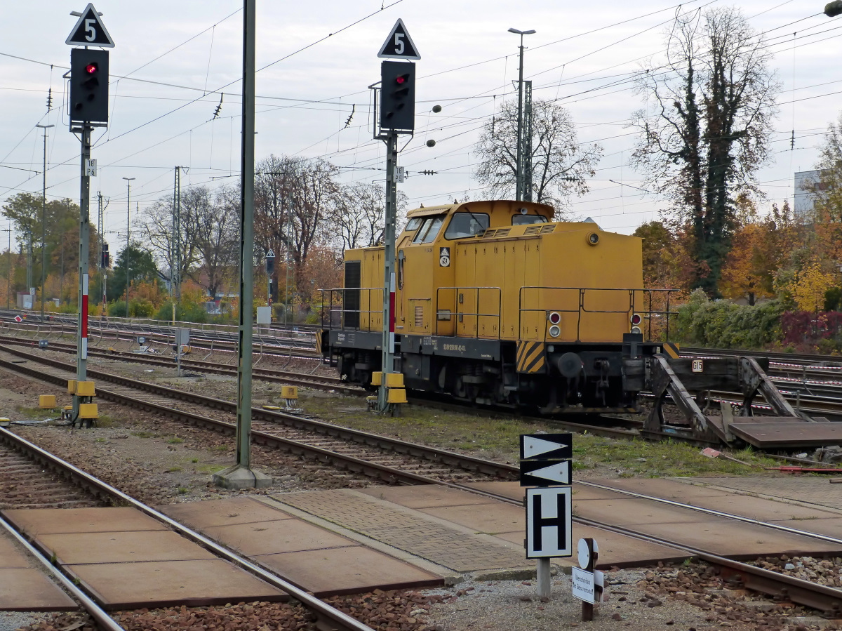 SGL V150.04 (293 510-4) abgestellt am östlichen Bahnsteigende vom Bahnhof Plattling 25.10.2015
