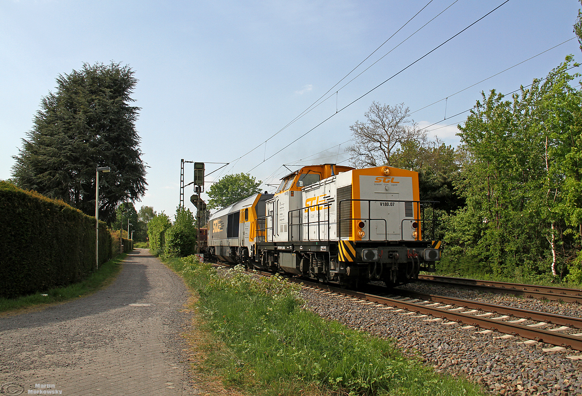SGL V180.07 / 203 001 mit Maxima und Schotterzug bei BN-Beuel am 27.04.2020