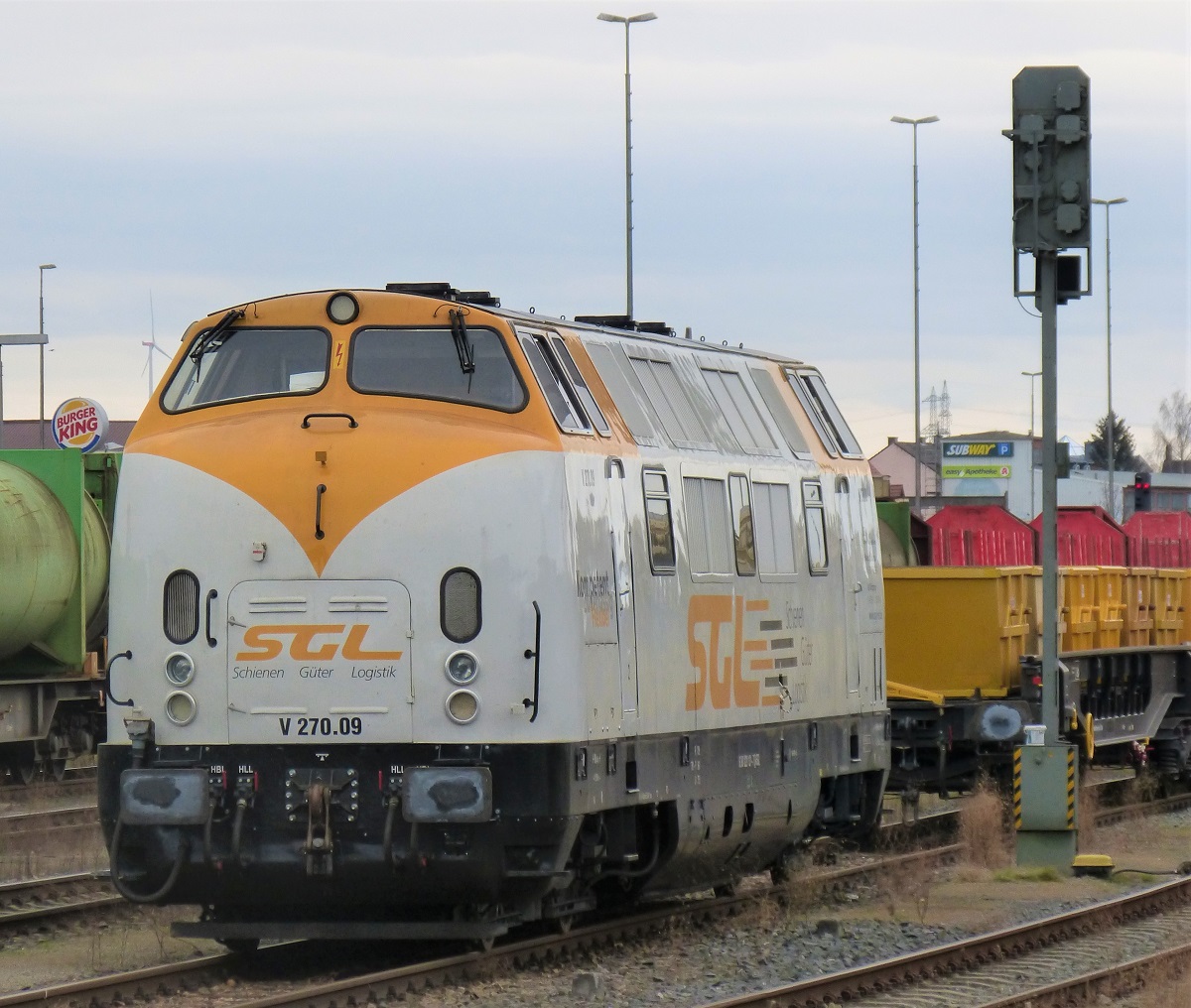 SGL V270.09 (221 121-7) in Weiden Oberpfalz 28.03.2021. Stark rangezoomt vom Rand des Bahnhofs