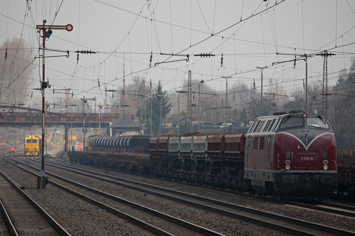 SGL V270.10 (221 124) am 31.3.13 mit einem Schotterzug in Dsseldorf-Rath.