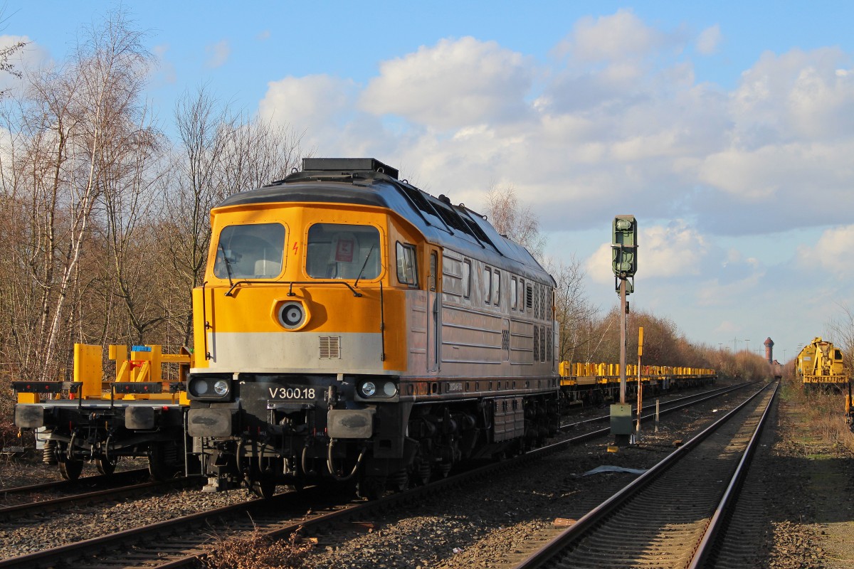 SGL V300.18 (232 446) am 16.2.14 abgestellt bei der DBG/Bahnbaugruppe in Duisburg-Entenfang.
Aufgenommen vom Bahnübergang 