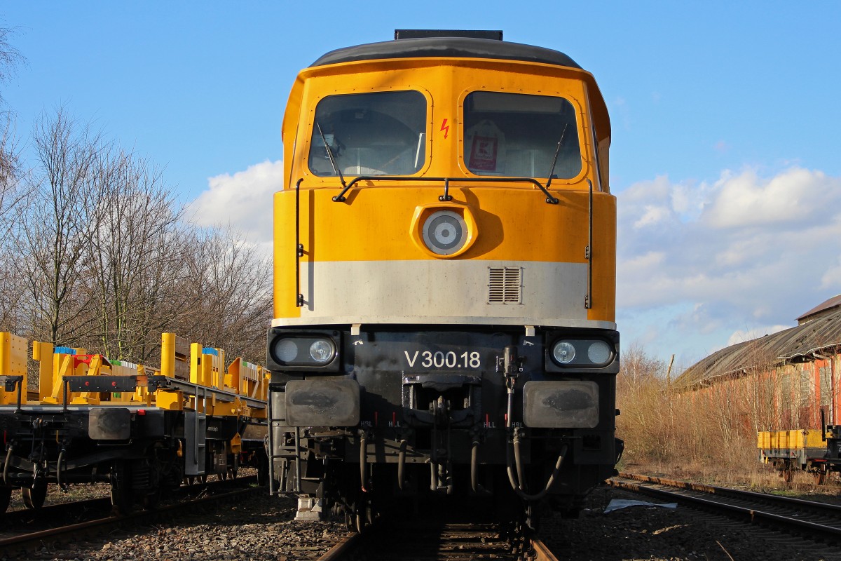 SGL V300.18 (232 446) am 16.2.14 abgestellt bei der DBG/Bahnbaugruppe in Duisburg-Entenfang.
Aufgenommen vom Bahnübergang 