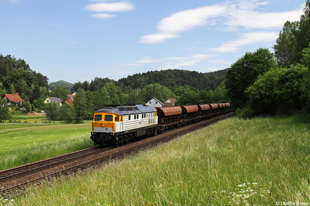 SGL V300.18 mit Schotterzug am 03.06.2015 bei Lehendorf.
