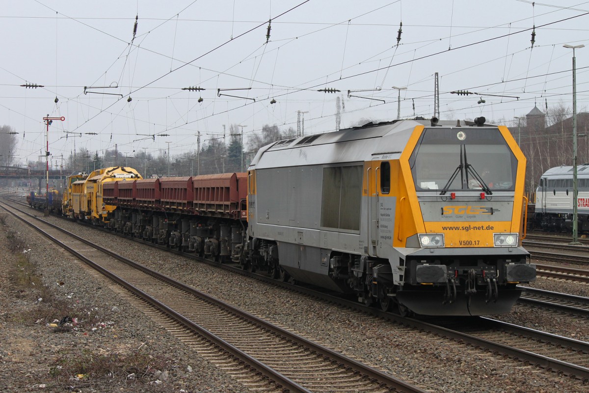 SGL V500.17 zog am 3.4.13 einen Bauzug durch Düsseldorf-Rath.