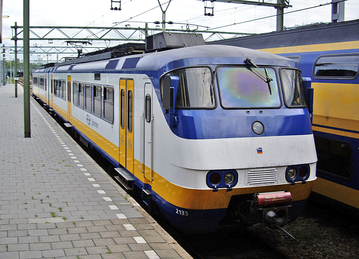 SGMm Sprinter 2133, Den Haag Centraal, 31.8.2011. Die Baureihe SGMm (Baujahre 1975-1984, m steht für modernisiert) wurde 2021 ausgemustert. Es gab 90 Einheiten für den Regionalverkehr, 30 mit zwei (Wagennummern 2111-2125 und 2131-2145) und 60 mit drei Wagen (2936-2995). 