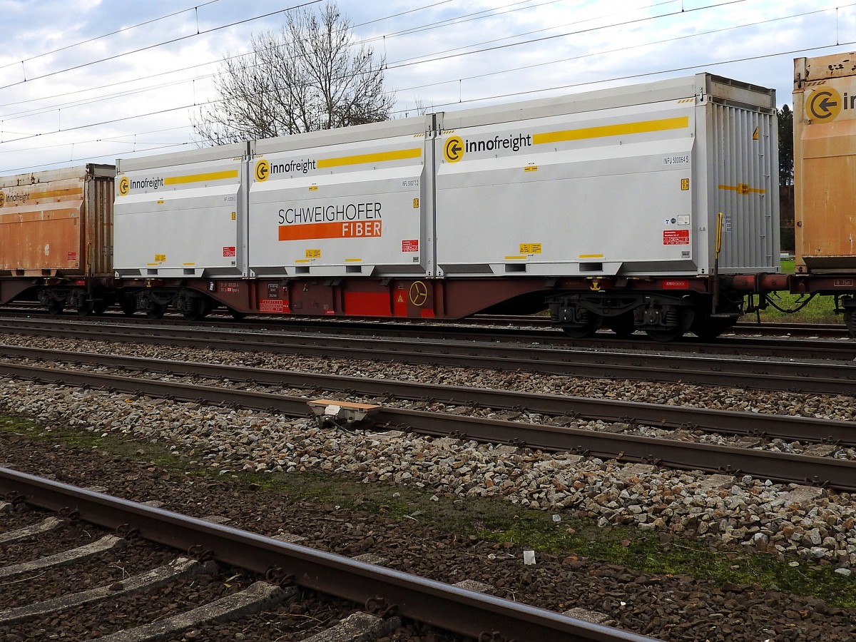 Sgnss-y_31814575532-4 mit innogfreight Containern, abgestellt in Redl-Zipf; 151109
