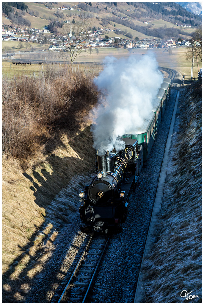 Shadow on the Wall - Die JZ 73-019 der Pinzgaubahn, dampft mit dem Wintermärchendampfzug 3394 von Zell am See nach Krimml.
Walchen im Pinzgau 29.12.2016