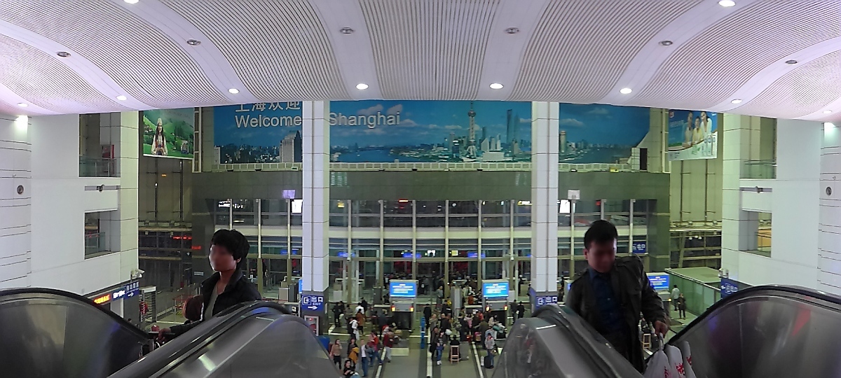 Shanghai, Blick in die Bahnhofshalle , 22.11.14
Obwohl man von hier nur Abreisen kann, steht dort  Welcome to Shanghai .
Ankommende Passagiere müssen andere Ausgänge nehmen...