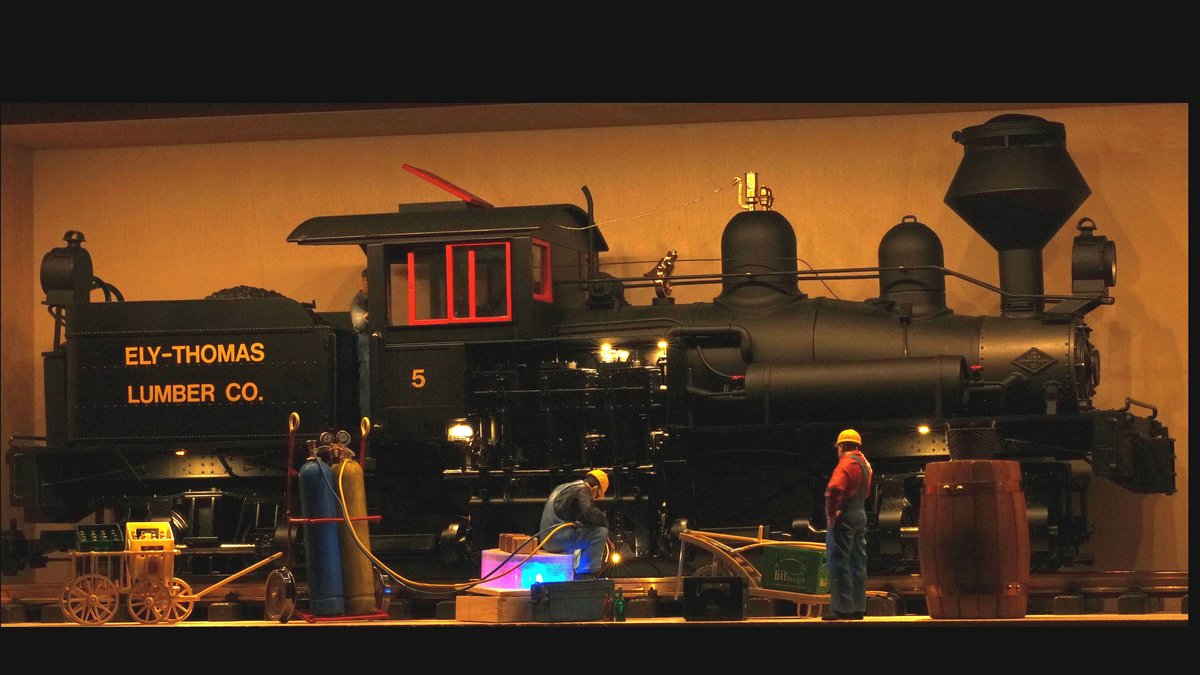 Shay mit Triebwerksbeleuchtung an der ein Schweisser arbeitet 23.06.2016