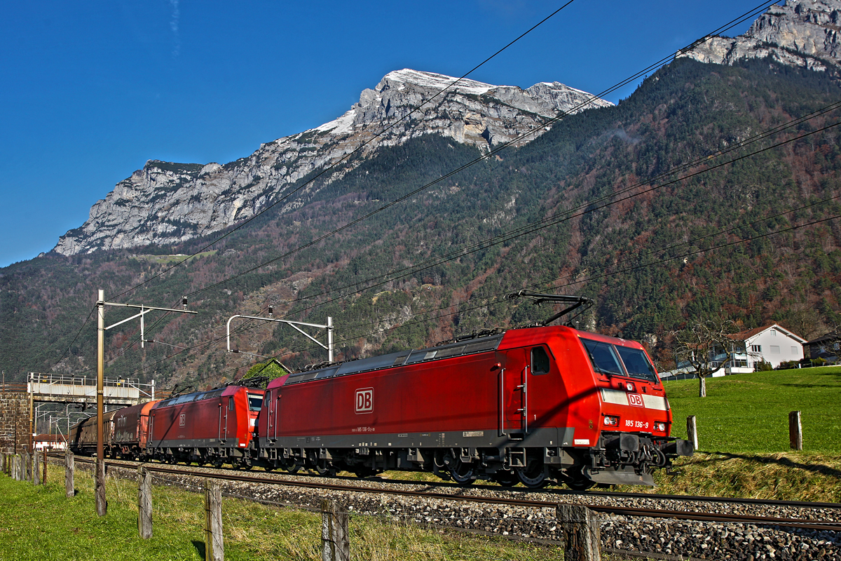 Shiftaufnahme der 185 136-9 mit unbekannter Schwestermaschine ziehen einen gemischten Güterzug nach Erstfeld den Gotthard hinauf Richtung Süden.Bild vom 22.11.2014