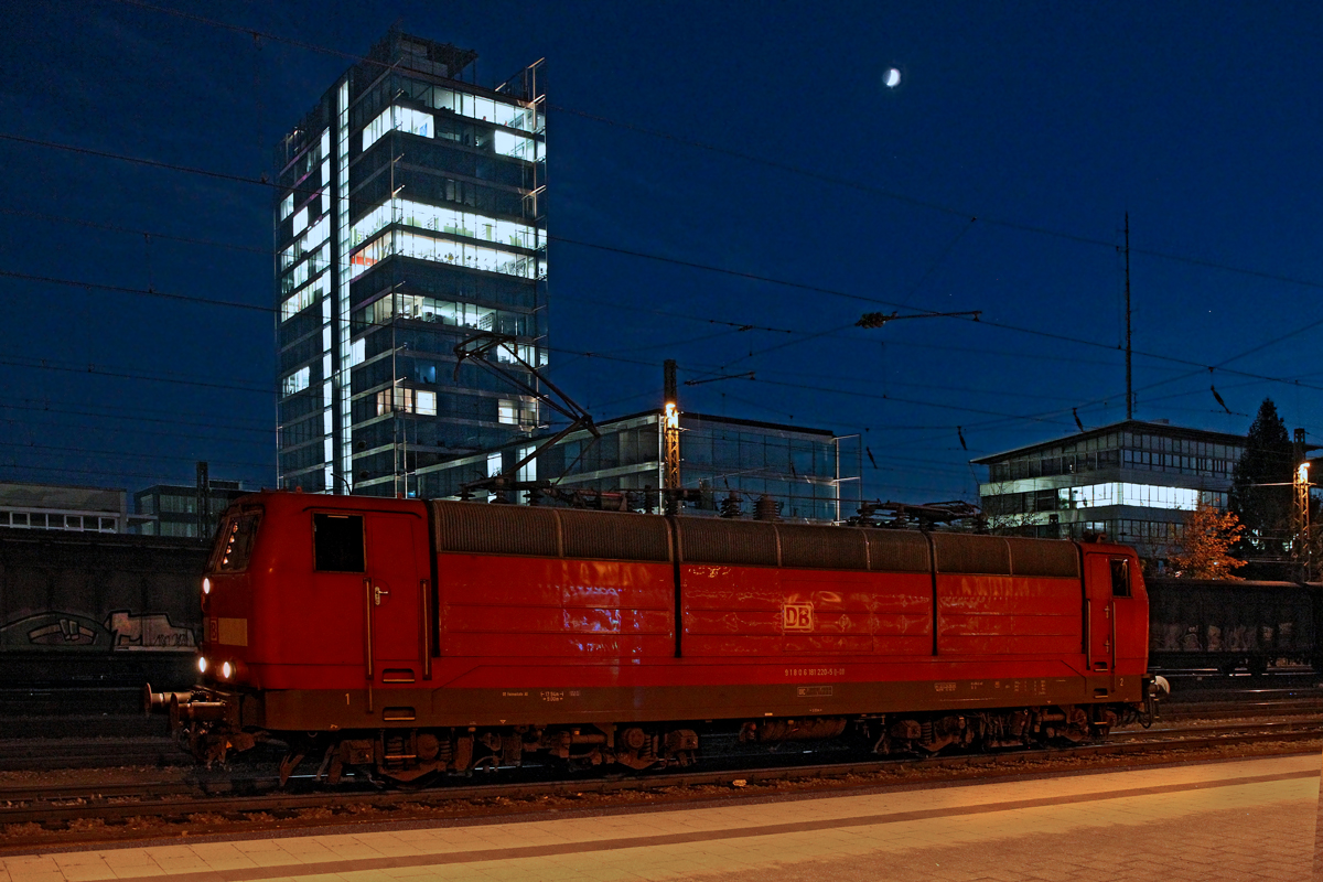 Shiftbild der 181 220-5 während der blauen Stunde am Bf Singen(Hohentwiel) Bild vom 30.10.2014