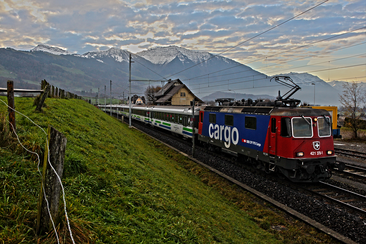 Shiftbild.Re 421 378-1 als Zuglok am Voralpenexpress frühmorgens bei starker Föhnstimmung bei der Durchfahrt am Bf Kaltbrunn.Bild vom 21.11.2014