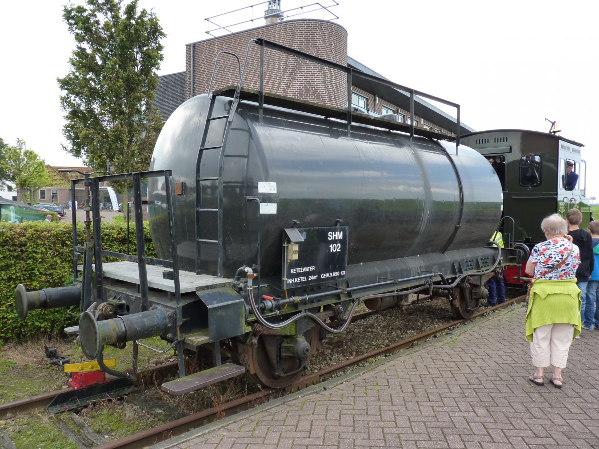 SHM 102 Kesselwagen am 7.9.2014 / Regelspur, 24 m³ Inhalt, Gewicht 9,95 t / dieser Kesselwagen dient den Loks in Medemblick zum Wasserfassen /