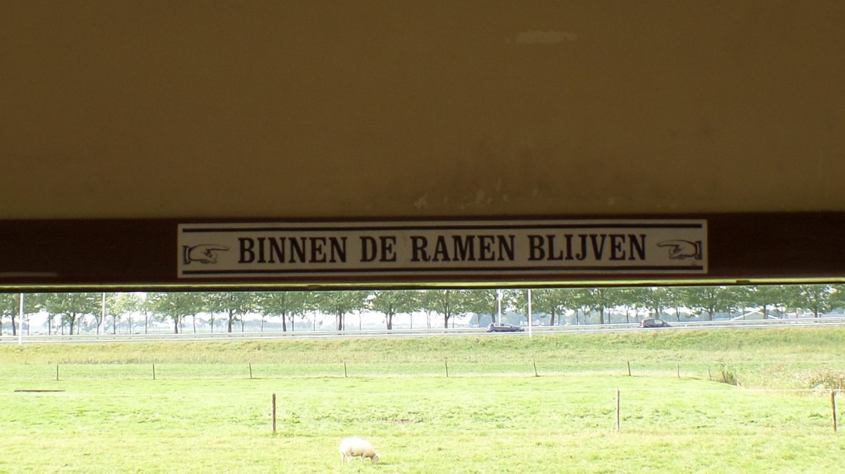 SHM BC 57, (ex ÖBB 38.217) am 7.9.2014 Warnschild am Fenster „Binnen de Ramen Blijven“  / Regelspur, Lüp 10,9 m, max. 60km/h, 1951 bei ÖBB-Werkstätten St. Pölten (A) gebaut