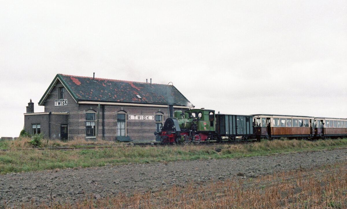 SHM Lok 30 mit Zug 6 (Medemblik - Hoorn) passiert ohne Halt den Bahnhof Twisk am 28.08.1983. Wagen P1, B19, B20, usw). Das Bahnhofsgebäude war damals noch nicht im Besitz der Museumbahn. Scanbild 93208, Kodacolor 400.