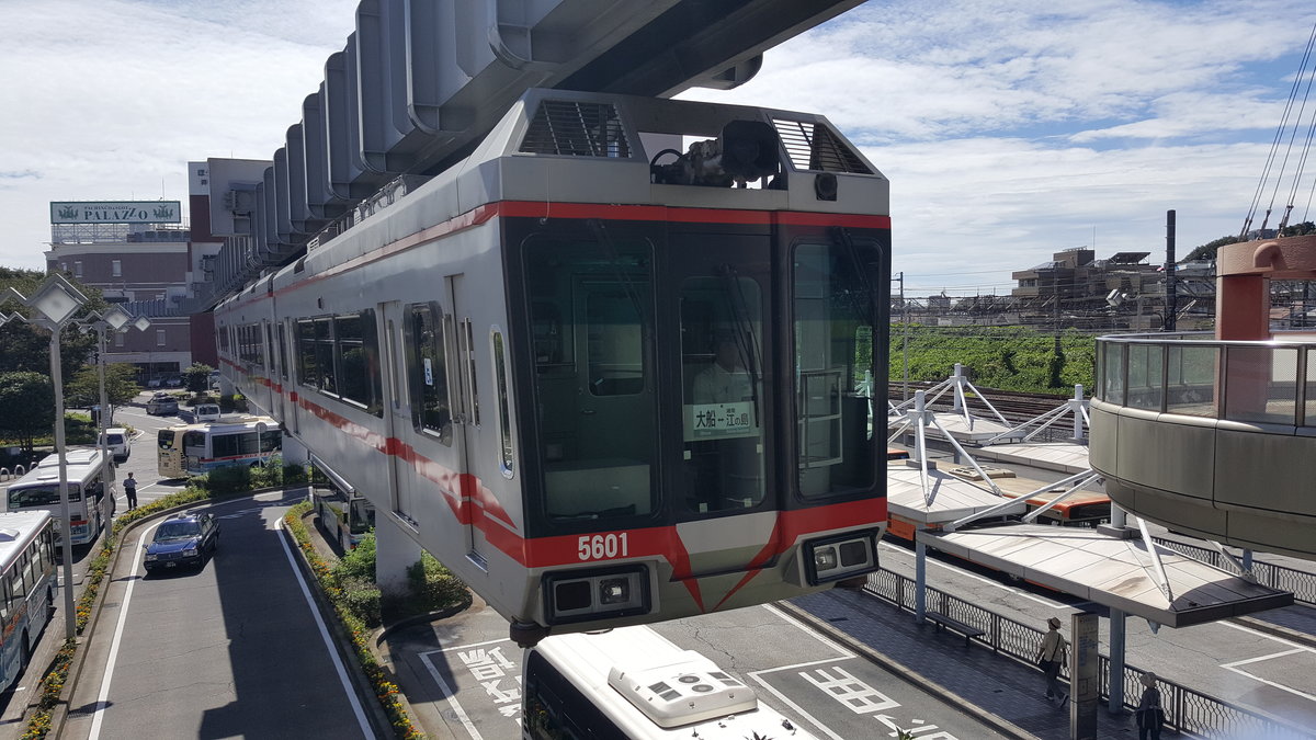 Shonan Monorail Serie 5000 Wagen 5601 fährt in den Bahnhof Ofuna ein, 05.09.2016