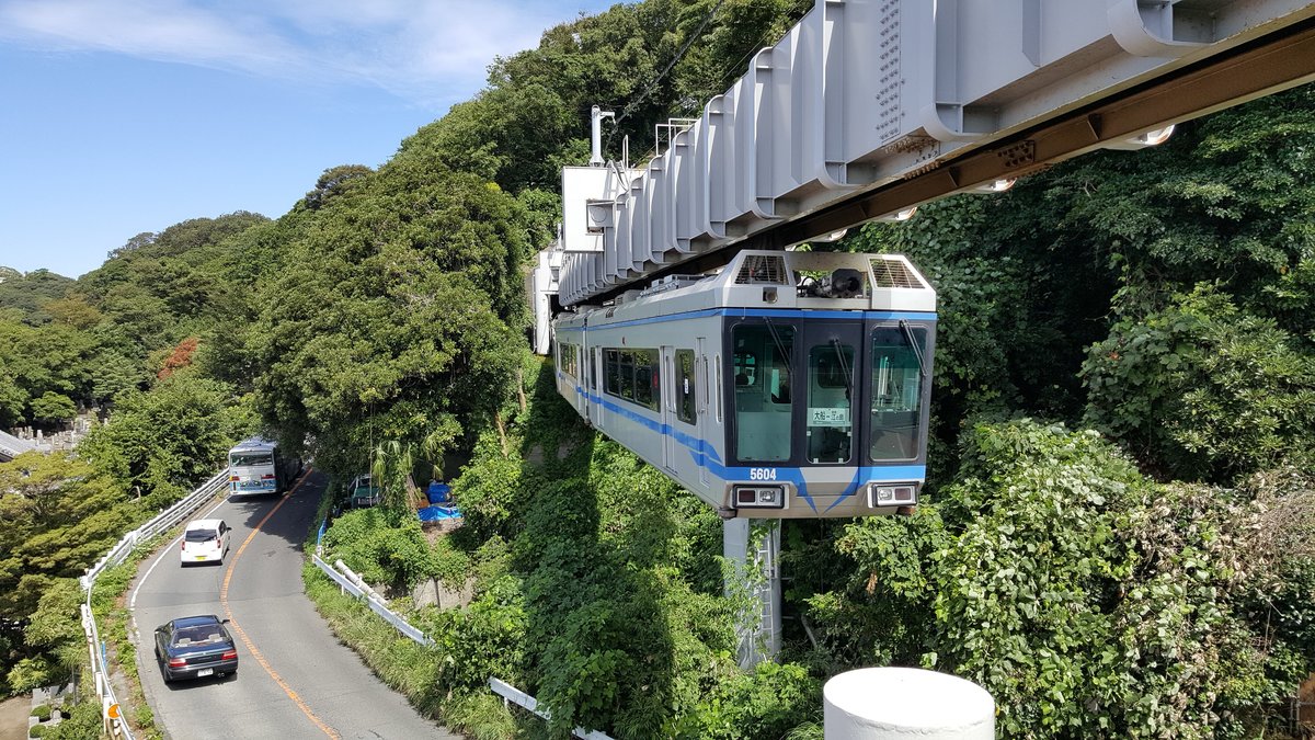Shonan Monorail Serie 5000 Wagen 5604 fährt aus dem Kataseyama Tunnel in den Endbahnhof Shonan-Enoshima ein, 05.09.2016