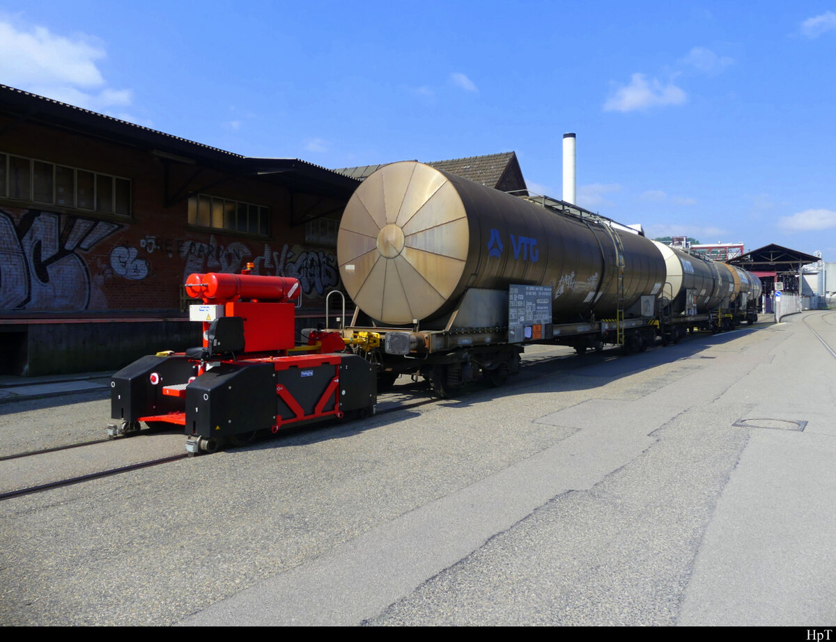 si gruop Pratteln - ZARCO 78.0003 bei Rangierfahrt mitten auf einer Industriestrasse in Pratteln am 09.05.2022