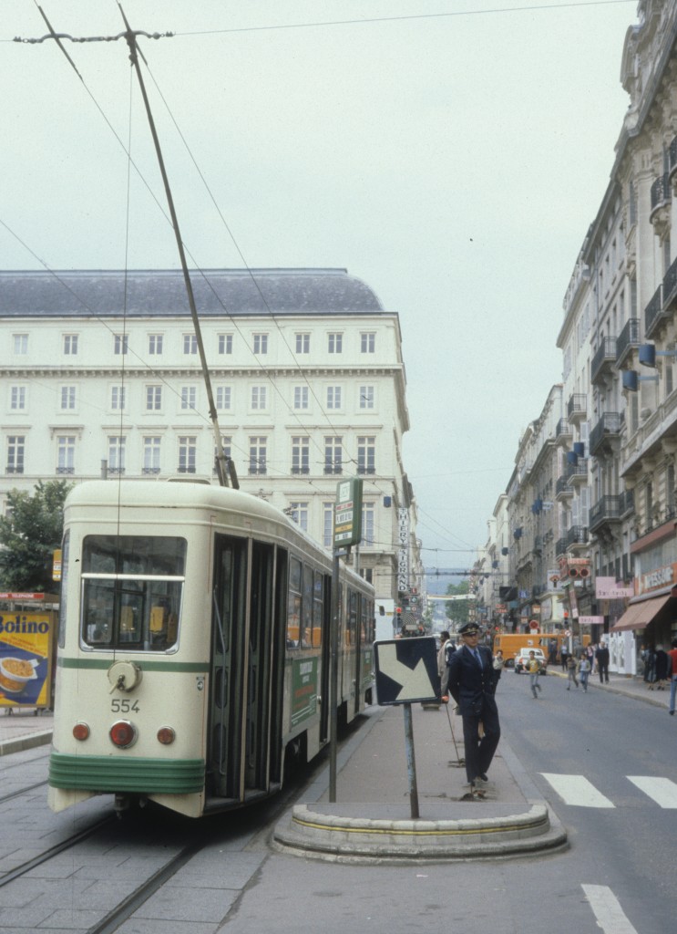 Siant-Étienne STAS SL 4 (PCC-GTw 554) Place de l'Hôtel de Ville am 20. Juli 1981.  